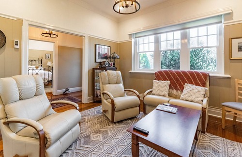 Kennington Casa | Surrey Family Home Furry Friends Welcome