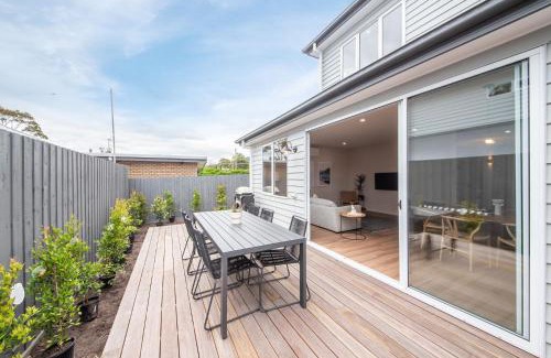 McCrae Casa | Surrey Sunset Sanctuary in McCrae