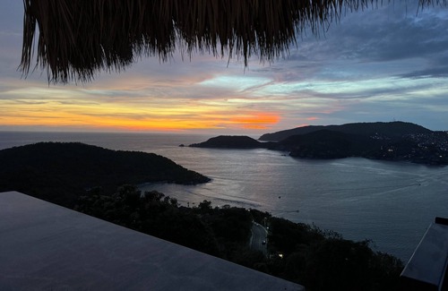 Cerro del Vigia Casa | Surround yourself with Unsurpassed Ocean, Bay, Beach, Mountain, and city views