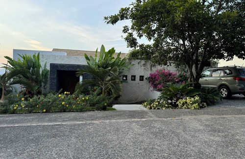 Cerro del Vigia Casa | Surround yourself with Unsurpassed Ocean, Bay, Beach, Mountain, and city views