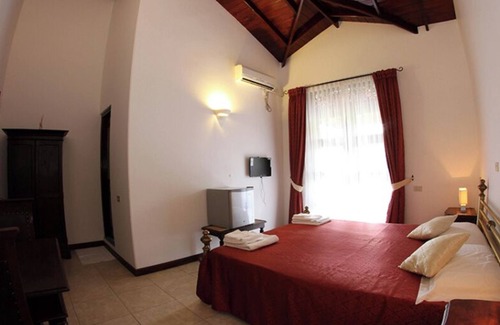Elpitiya Cama Y Desayuno | Surrounded by lush greenery, offers homely and comfortable accommodation.