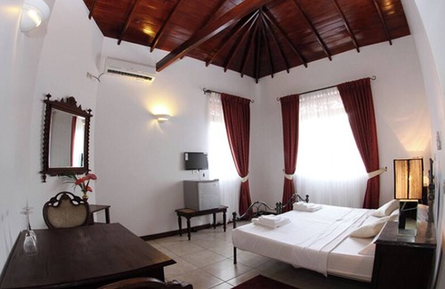 Elpitiya Cama Y Desayuno | Surrounded by lush greenery, offers homely and comfortable accommodation.