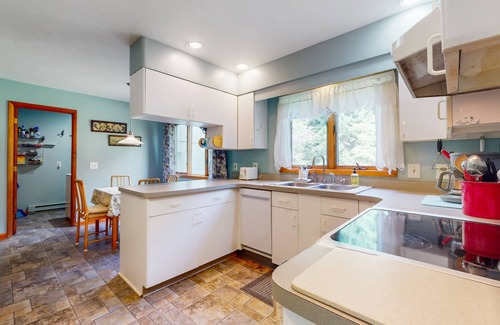 Bradford Casa | Surrounded by natural beauty with firepit & grill- in wine region