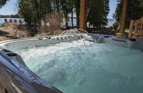 Miller Lake Casa | Surrounded By Water, W Hot Tub & Lounges