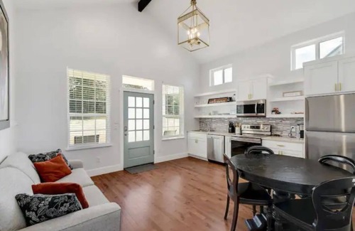 Dripping Springs Casa | "Susie" Hillside Farmhouse Bungalow on 30 Acres. Views! Dripping Springs TX