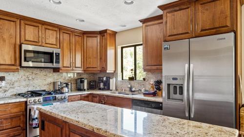 Lake Arrowhead Casa | Sutter Ln by AvantStay Beautifully Remodeled Kitchen4Cabin-Chic Bedrooms