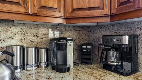Lake Arrowhead Casa | Sutter Ln by AvantStay Beautifully Remodeled Kitchen4Cabin-Chic Bedrooms