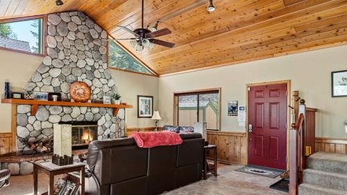 Lake Arrowhead Casa | Sutter Ln by AvantStay Beautifully Remodeled Kitchen4Cabin-Chic Bedrooms