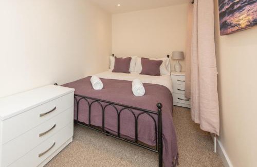 Portswood Casa | Sutton Cottage - 4BR 2Bath House Up to 9 Guests - Smart TV - Huge Bedrooms - Ideal for Contractors