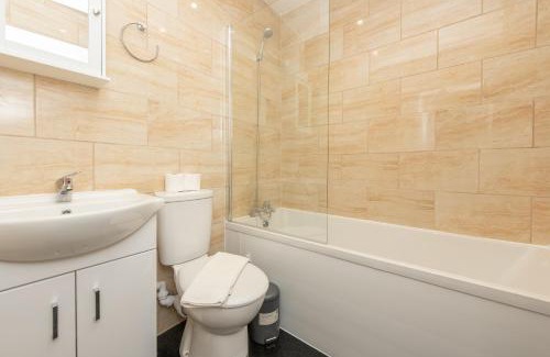 Portswood Casa | Sutton Cottage - 4BR 2Bath House Up to 9 Guests - Smart TV - Huge Bedrooms - Ideal for Contractors