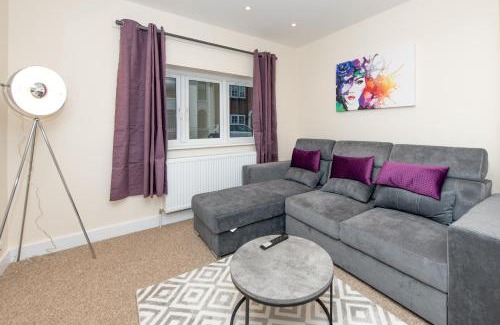Portswood Casa | Sutton Cottage - 4BR 2Bath House Up to 9 Guests - Smart TV - Huge Bedrooms - Ideal for Contractors