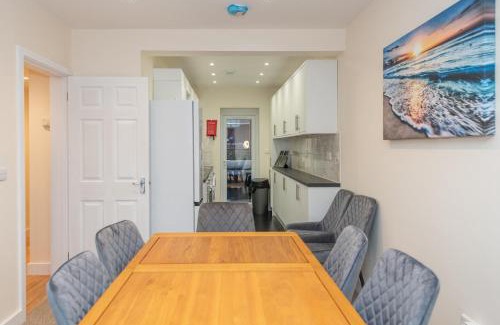 Portswood Casa | Sutton Cottage - 4BR 2Bath House Up to 9 Guests - Smart TV - Huge Bedrooms - Ideal for Contractors