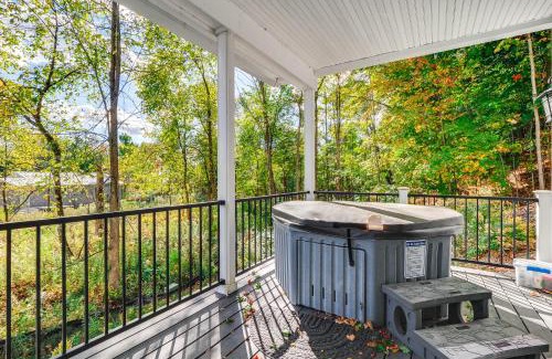Suttons Bay Casa | Suttons Bay Home Hot Tub, Lake Views and Fire Pit