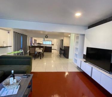 Suva Apartamento | Suva Bright & Spacious 3BR & Pool