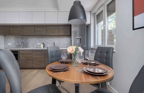 Fabryczna Apartamento | Suwalska 32 | Wroclaw | Spacious Apartment | 2 Parking Spaces | Air Conditioning