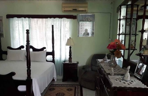 Lucea Cama Y Desayuno | Suzette's Homestay