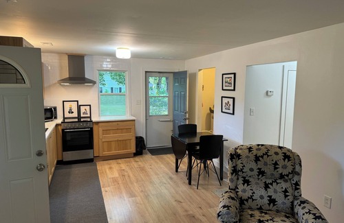 Lawrence Casa | Suzie’s Place—-Charming 2-bedroom house in Lawrence. Minutes north of Downtown.