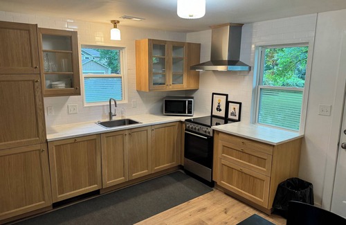 Lawrence Casa | Suzie’s Place—-Charming 2-bedroom house in Lawrence. Minutes north of Downtown.