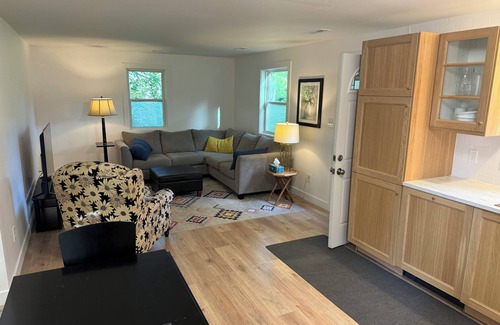 Lawrence Casa | Suzie’s Place—-Charming 2-bedroom house in Lawrence. Minutes north of Downtown.