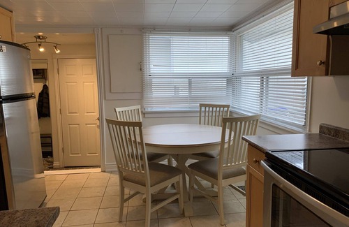 Wasaga Beach Cabaña | Suzy's Beach House (Walk to Beach)