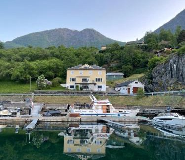 Flåm Casa | Svingen Guesthouse - Panoramic Fjord Views in Flåm