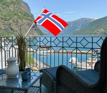 Flåm Casa | Svingen Guesthouse - Panoramic Fjord Views in Flåm