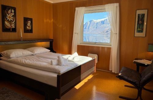 Flåm Casa | Svingen Guesthouse - Panoramic Fjord Views in Flåm