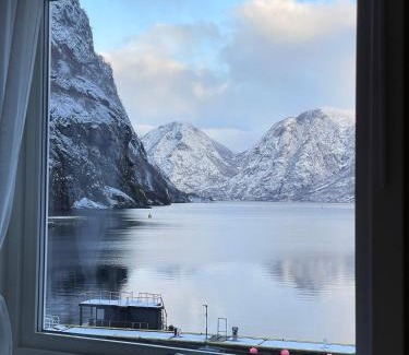 Flåm Casa | Svingen Guesthouse - Panoramic Fjord Views in Flåm