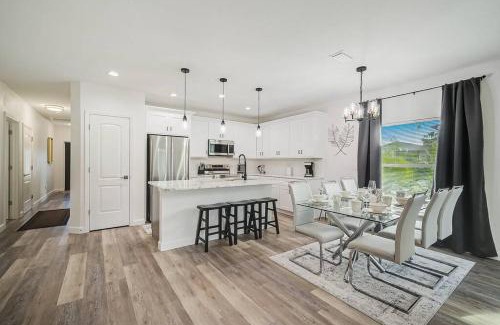 Oakland Hills Villa | SW Florida Luxury Modern Retreat, King Bed Suite , Close to Beaches/Golfing/Fishing/Air Ports , 2023 Built