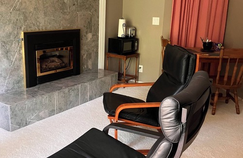 Western Apartamento | SW Hills Guest Suite with Private Entrance and Bathroom with Sauna