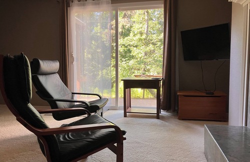 Western Apartamento | SW Hills Guest Suite with Private Entrance and Bathroom with Sauna