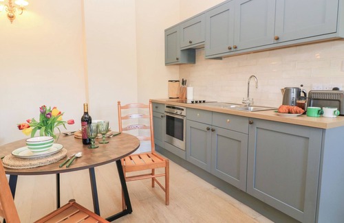 Cheltenham Cabaña | SWALLOW STUDIO, pet friendly, with a garden in Andoversford