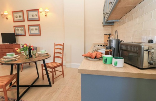 Cheltenham Cabaña | SWALLOW STUDIO, pet friendly, with a garden in Andoversford