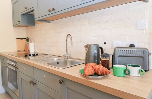 Cheltenham Cabaña | SWALLOW STUDIO, pet friendly, with a garden in Andoversford