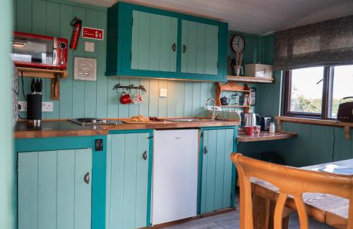 North Perrott Otro | Swallowfield Glamping- Lake View
