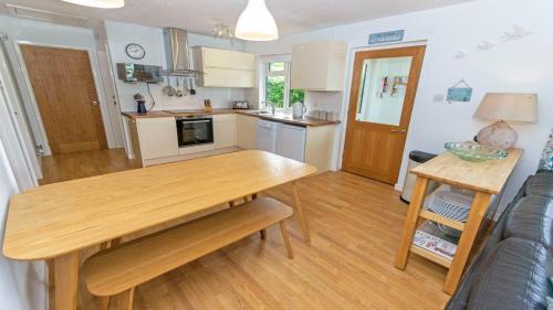 Croyde Casa | Swallows Croyde - Open plan beach chalet & close proximity to the beach - Sleeps 6