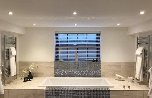 Hickling Cama Y Desayuno | Suite-Baño en la habitacion-Vista al patio-Seperate Bath and Shower