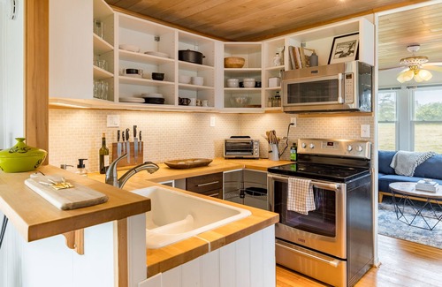 Oak Harbor Cabaña | 326 Swan Lake Cottage: 2 BR, 1 BA Cottage in Oak Harbor, Sleeps 5