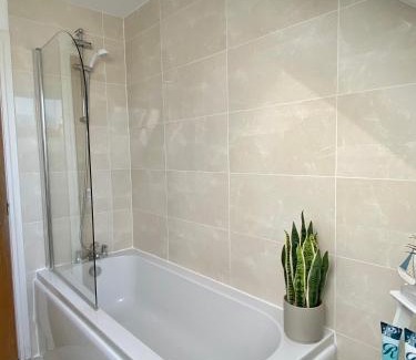 Swanage Apartamento | Swanage Holiday Penthouse Apartment, Moments from Beach and Town, On Site Parking, Fast WIFI, Sleeps up to 6, Rated Exceptional