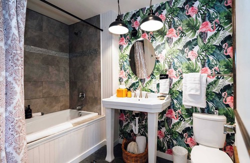 Historic Railroad District Casa | Swank Boutique Suites | King with Soaking Tub