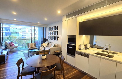 Rosebery Apartamento | Swanky 2 bed apt. with parking; Easy city access