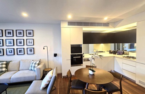 Rosebery Apartamento | Swanky 2 bed apt. with parking; Easy city access