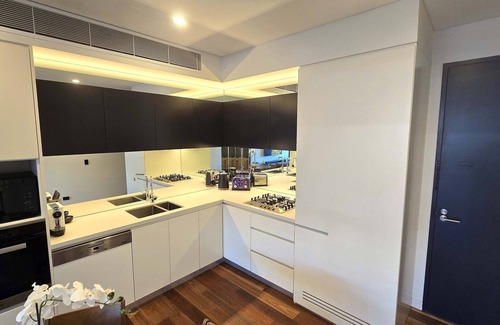 Rosebery Apartamento | Swanky 2 bed apt. with parking; Easy city access