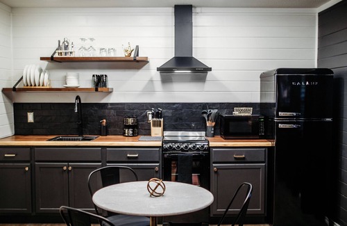Paris Casa | Swanky Bungalow. King Bed. Sleeps 3. Centrally located.