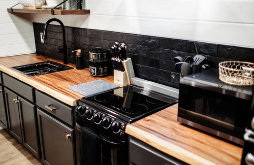 Paris Casa | Swanky Bungalow. King Bed. Sleeps 3. Centrally located.