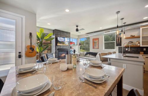 Old Town North Casa | Swanky Townhome near Old Town, Breweries & River!