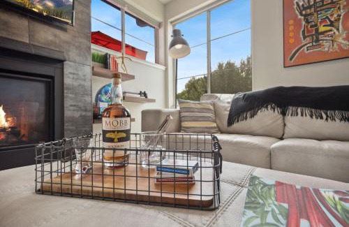 Old Town North Casa | Swanky Townhome near Old Town, Breweries & River!