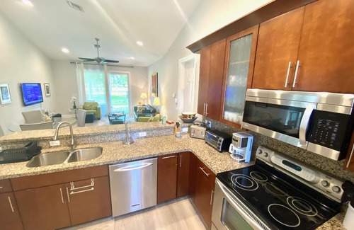 Lake Worth Casa | Swans Nest East - 2BDRM Sanctuary / Piscina climatizada moderna