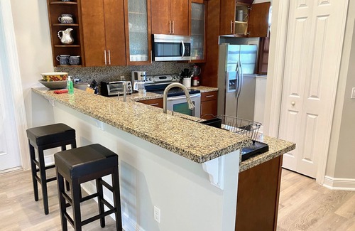 Lake Worth Casa | Swans Nest East - 2BDRM Sanctuary / Piscina climatizada moderna