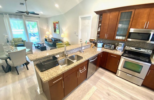 Lake Worth Casa | Swans Nest East - 2BDRM Sanctuary / Piscina climatizada moderna